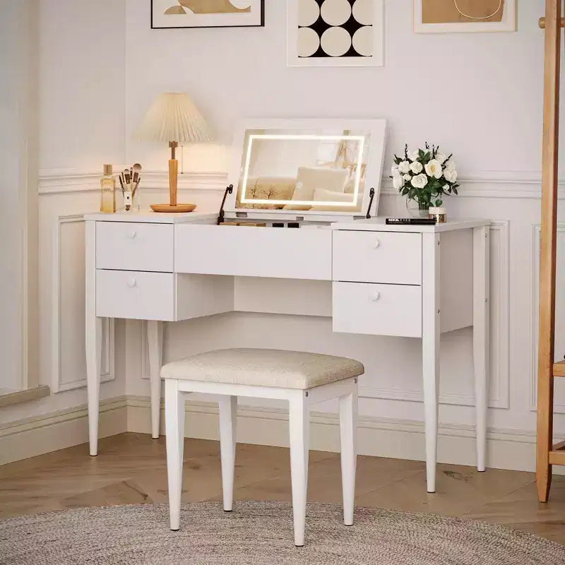 Une coiffeuse avec lumières et tabouret
