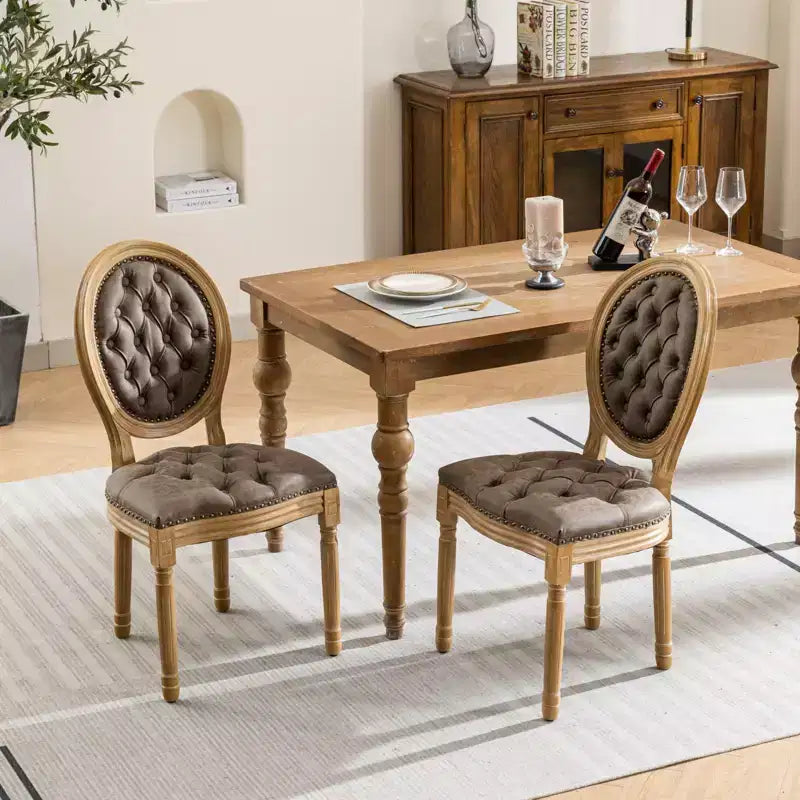 Deux chaises de salle à manger capitonnées élégantes