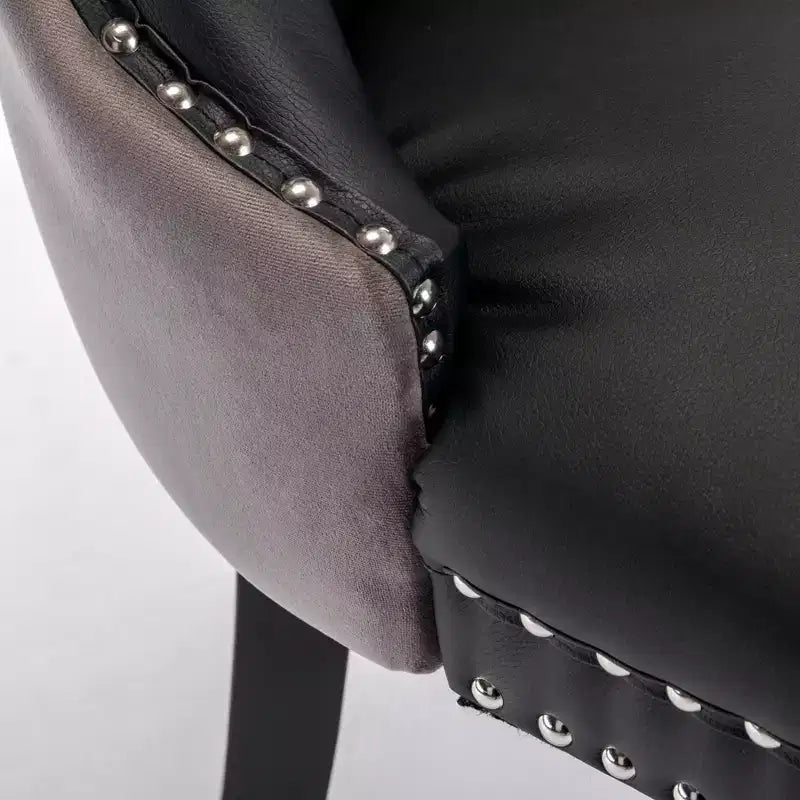 Deux chaises de salle à manger capitonnées bicolores