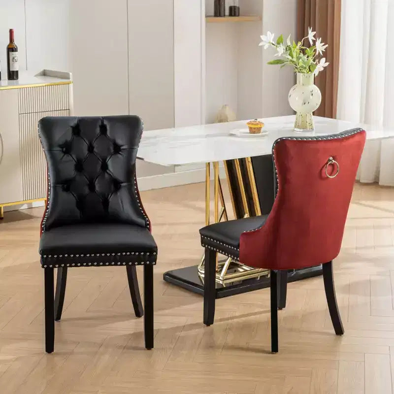 Deux chaises de salle à manger capitonnées bicolores