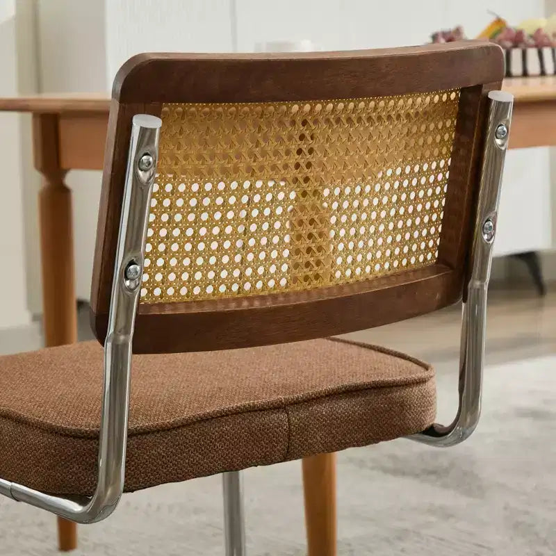 Deux chaises de salle à manger modernes